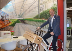 Albert Haket van Horconex op de fiets die gewonnen kon worden. Naar verluid reed Albert al rinkelend met de fietsbel rondjes door beurshal 3.1.